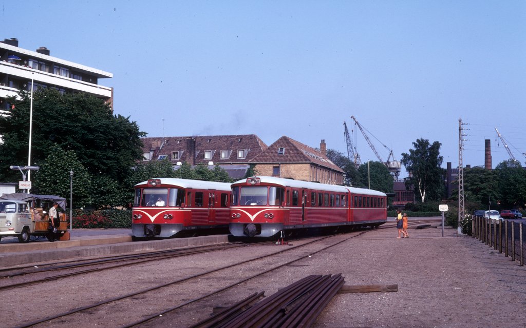 HHGB, Helsingør-Hornbæk-Gilleleje-Banen: Am Nachmittag des 5. Juli 1973 treffen sich zwei Triebzüge (Ym + Ys) im HHGB-Bahnhof Grønnehave in Helsingør.