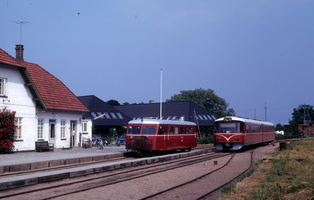 HHGB, Helsingør-Hornbæk-Gilleleje-Banen: Der Scandia-Schienbustriebwagen Sm 3 und ein  Y-Zug  bestehend aus einem Triebwagen (Ym) und einem Steuerwagen (Ys) treffen sich in Ålsgårde am 5. Juli 1973. 