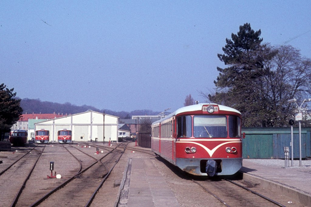 HHGB, Helsingør-Hornbæk-Gilleleje-Banen: Ein Triebzug bestehend aus einem Triebwagen (Ym) und einem Steuerwagen (Ys) verlässt am 11. April 1974 den Bahnhof Grønnehave (in Helsingør) in Richtung Hornbæk und Gilleleje. - Im Hintergrund sieht man das Depot der Bahn.