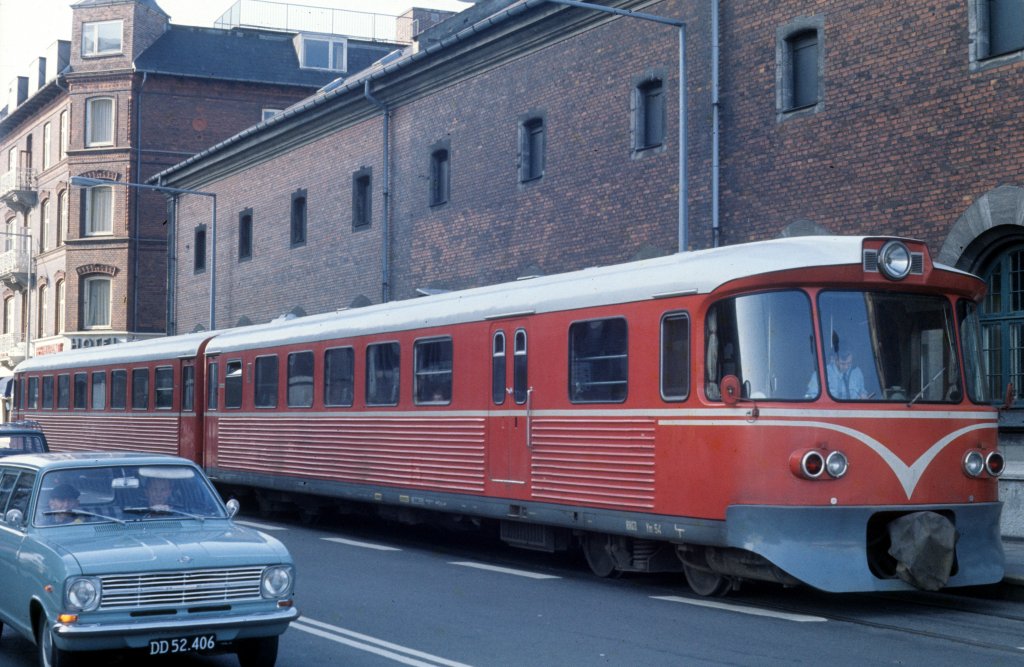HHGB, Helsingør-Hornbæk-Gilleleje-Banen: Ein Zug bestehend aus dem Triebwagen Ym 54 (Uerdingen 1973) und einem Steuerwagen (Ys) hält am 16. Oktober 1974 abfahrtbereit auf Jernbanevej (: dem Bahnweg) zwischen dem DSB-Bahnhof und dem Zollamt in Helsingør. - Das war die damalige Endstation dieser Privatbahn.