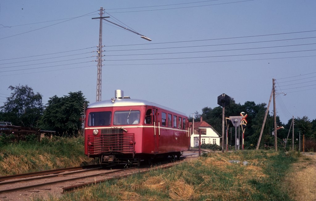 HHGB, Helsingr-Hornbk-Gilleleje-Banen am 5. Juli 1973: Auf dem Foto hat der Scandia-Schienenbus Sm 3, der in Richtung Helsingr fhrt, eben den Bahnhof in lsgrde verlassen. - Der Schienenbustriebwagen wurde 1952 von der Wagenfabrik Scandia in Randers (Jtland) gebaut.