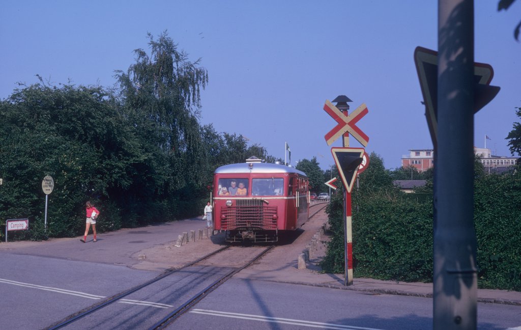 HHGB, Helsingr-Hornbk-Gilleleje-Banen: Der Scandia-Schienenbustriebwagen Sm 3 erreicht am 5. Juli 1973 den Haltepunkt Marienlyst in Helsingr.