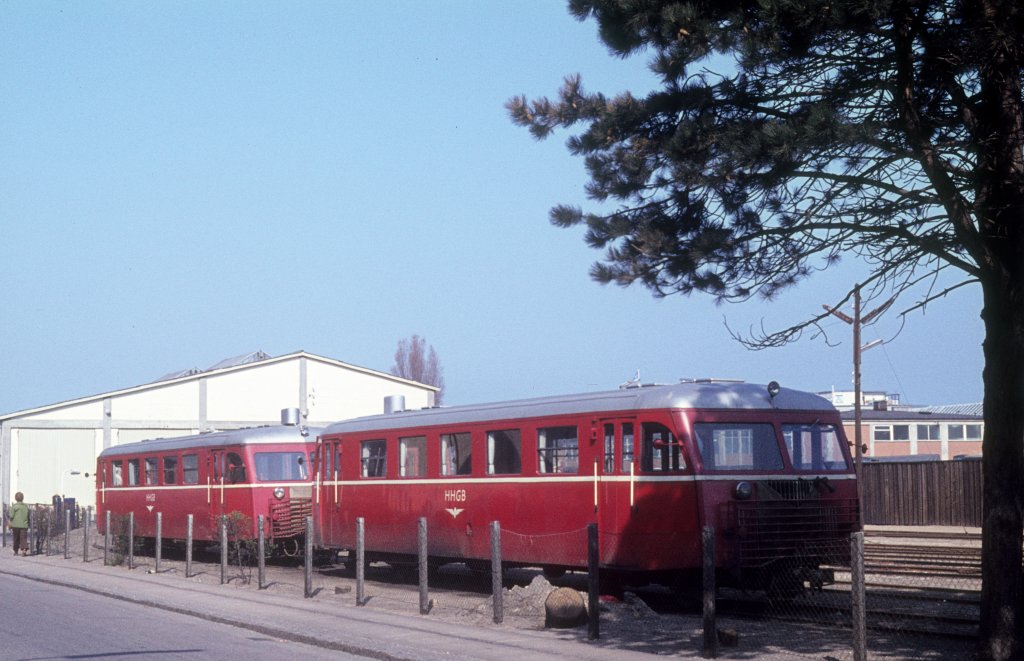 HHGB, Helsingr-Hornbk-Gilleleje-Banen: Zwei Scandia-Schienenbustriebwagen, Typ Sm, halten am 11. April 1974 vor dem Depot der Bahn am Bahnhof Grnnehave in Helsingr.