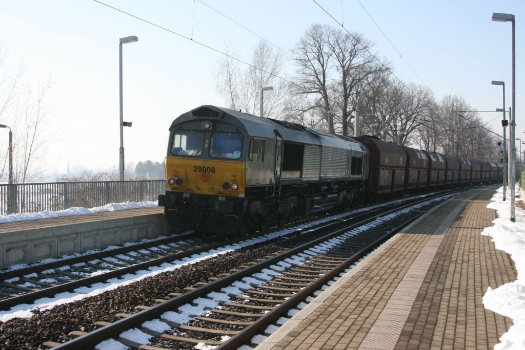 HHPI-Lok 29006 als Zuglok vor dem Kohlependel von Profen nach Chemnitz durchfhrt am 09.03.10 den Hp Glauchau-Schnbrnchen.