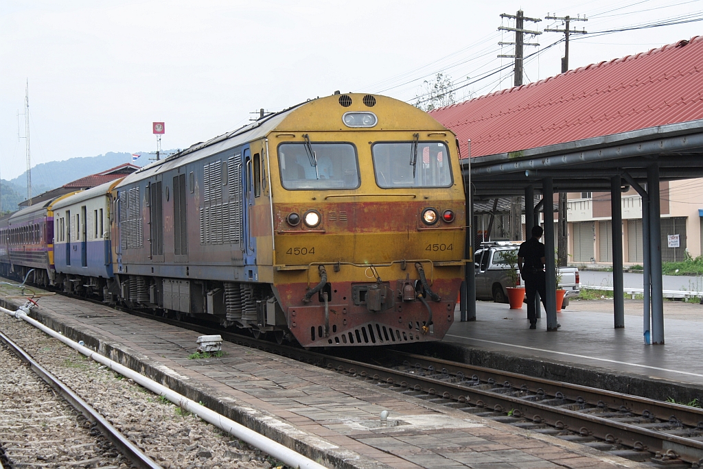 HID 4504 (Co'Co', de, Hitachi, Bj.1993) am 06.Jnner 2013 vor dem EXP 86 von Nakhon Si Thammarat nach Bangkok im Bf. Thung Song Junction.