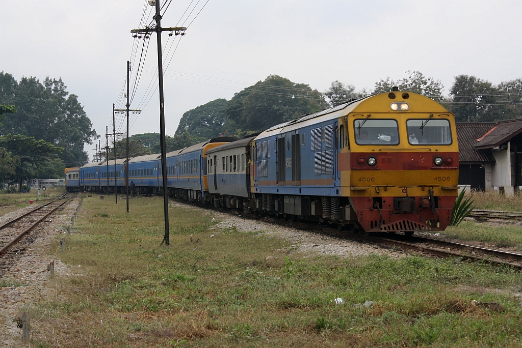 HID 4506 (Co'Co', de, Hitachi, Bauj. 1993) fhrt am 11.Jnner 2011 mit dem EXP 51 in den Bf. Chiang Mai ein.