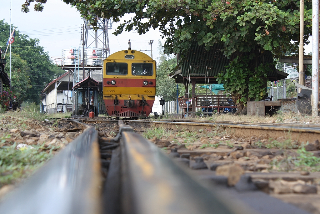 HID 4506 (Co'Co', de, Hitachi, Bauj. 1993) macht eine Wendepause im Depot Chiang Mai. Aufgenommen am 11.J�nner 2011 von einem kleinen �bergang.

