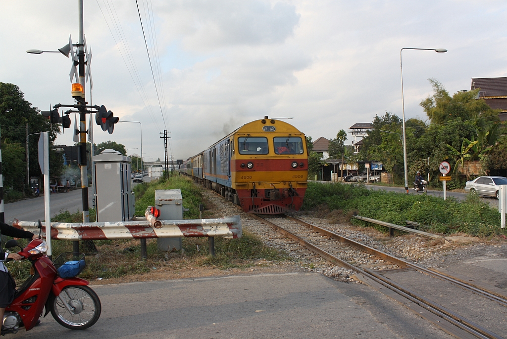 HID 4506 (Co'Co', de, Hitachi, Bauj. 1993) am 11.J�nner 2011 mit dem SP EXP 14 nach Bangkok etwas s�dlich von Chiang Mai.