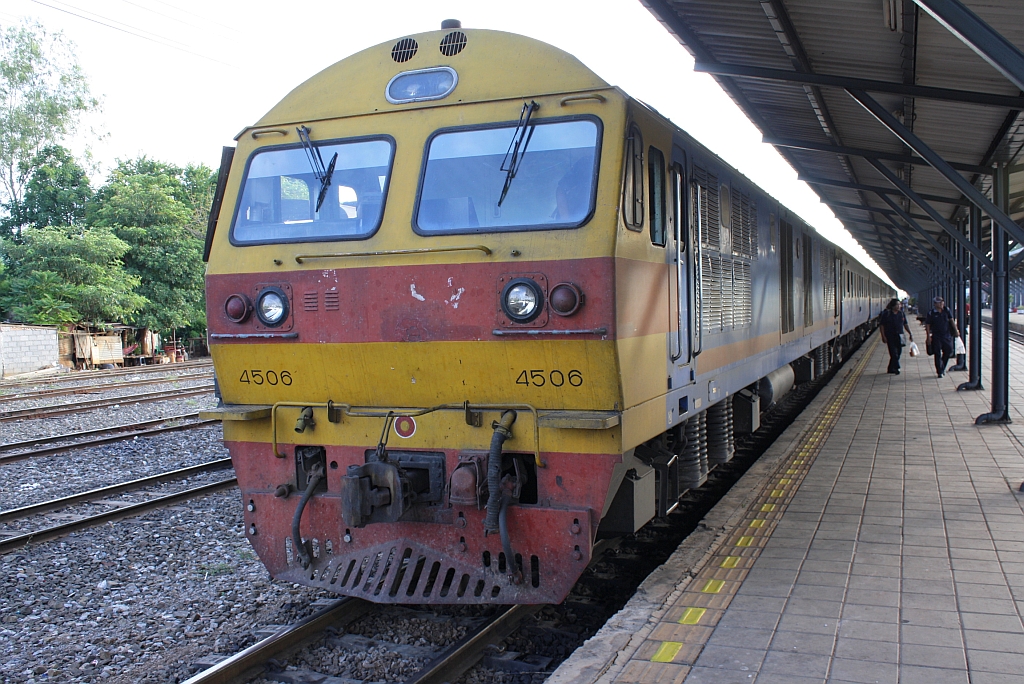 HID 4506 (Co'Co', de, Hitachi, Bj.1993) am 13.Juni 2011 in der Pak Chong Station mit dem 190 min. verspätetem RAP 134 von Nong Khai nach Bangkok.
