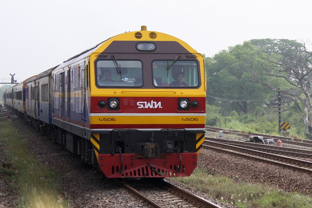 HID 4506 (Co'Co', de, Hitachi, Bj.1993) f�hrt am 17.Mai 2012 beim Einfahrsignal des Bf. Ayuttaya mit einem EXP in Richtung Bangkok.