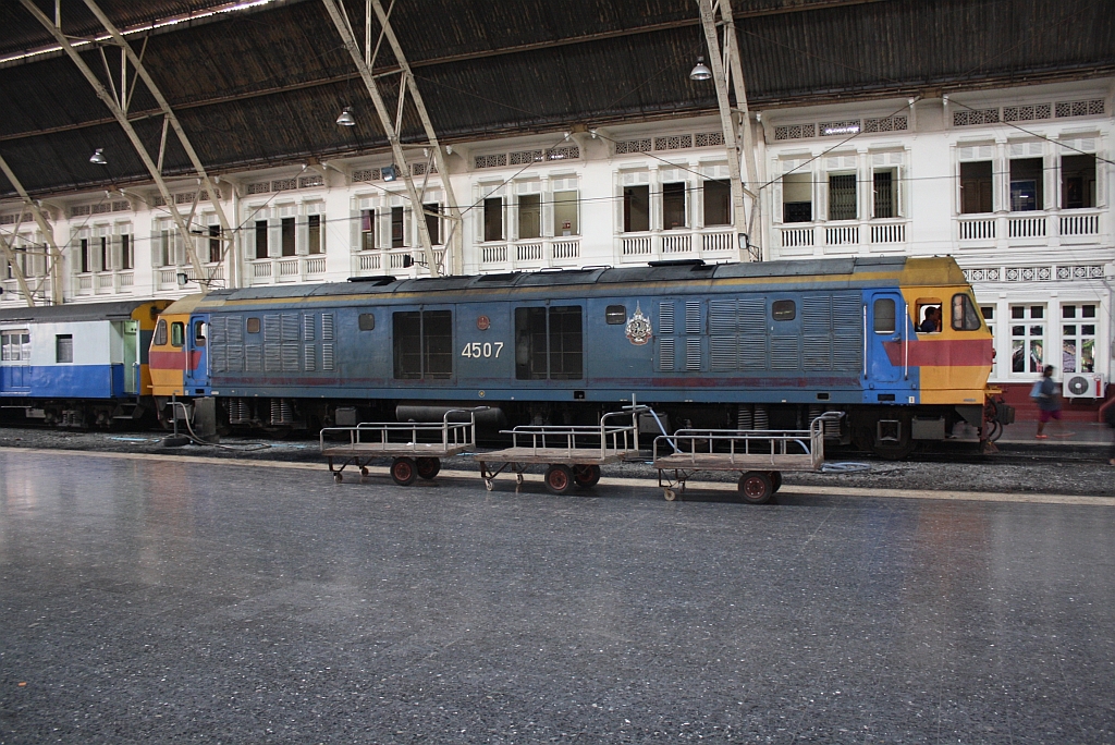 HID 4507 (Co'Co', de, Hitachi, Bj.1993) am 03.Juni 2012 in der Halle des Bf. Hua Lamphong.

