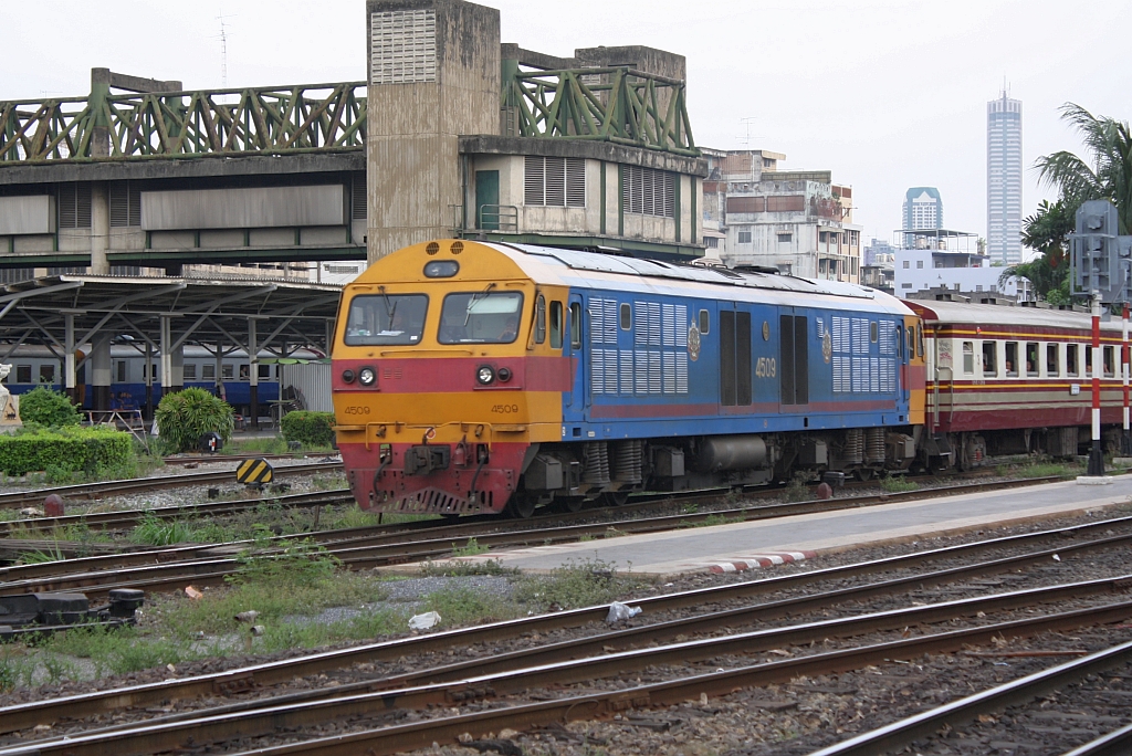 HID 4509 (Co'Co', de, Hitachi, Bj.1993) verl�sst am 02.Juni 2012 den Bf. Hua Lamphong.