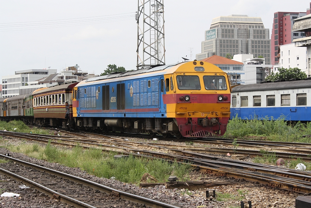 HID 4509 (Co'Co', de, Hitachi, Bj.1993) am 04.Juni 2012 im Bf. Hua Lamphong.

