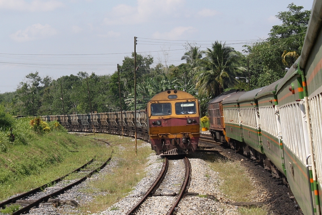 HID 4509 (Co'Co', de, Hitachi, Bj.1993) mit einem Schotterzug wartet am 07.Jänner 2013 in der Huai Prik Station die Kreuzung mit dem ORD 446 (Hat Yai Junction - Chumphon) ab.

