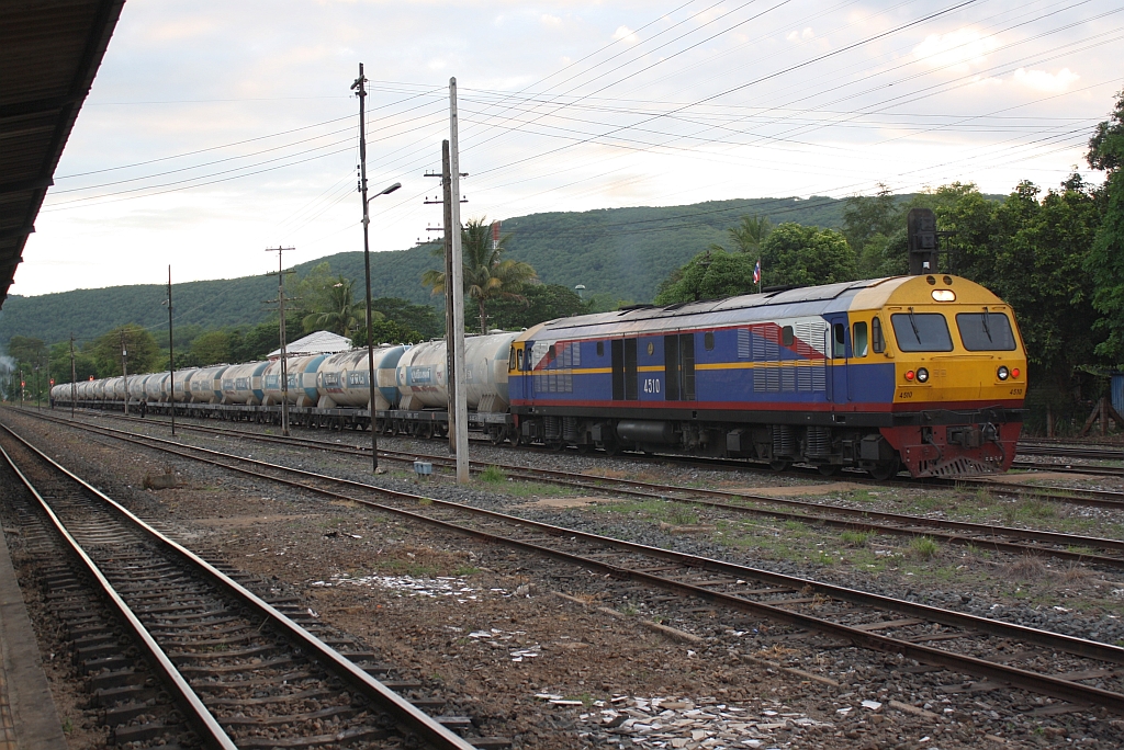 HID 4510 (Co'Co', de, Hitachi, Bj.1993) am 12.Juni 2011 in der Pak Chong Station mit einem Zementzug in Richtung Nakhon Ratchasima fahrend.