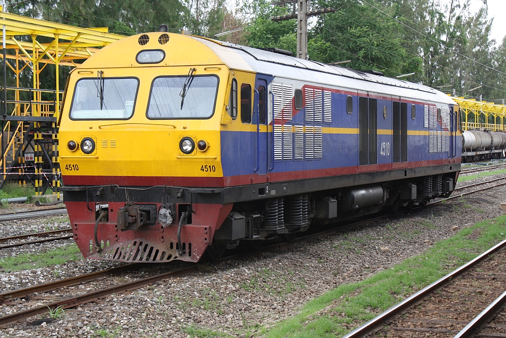 HID 4510 (Co'Co', de, Hitachi, Bj.1993) wartet am 16.Juni 2011 im Bf. Khon Kaen auf Ihren n�chsten Einsatz.