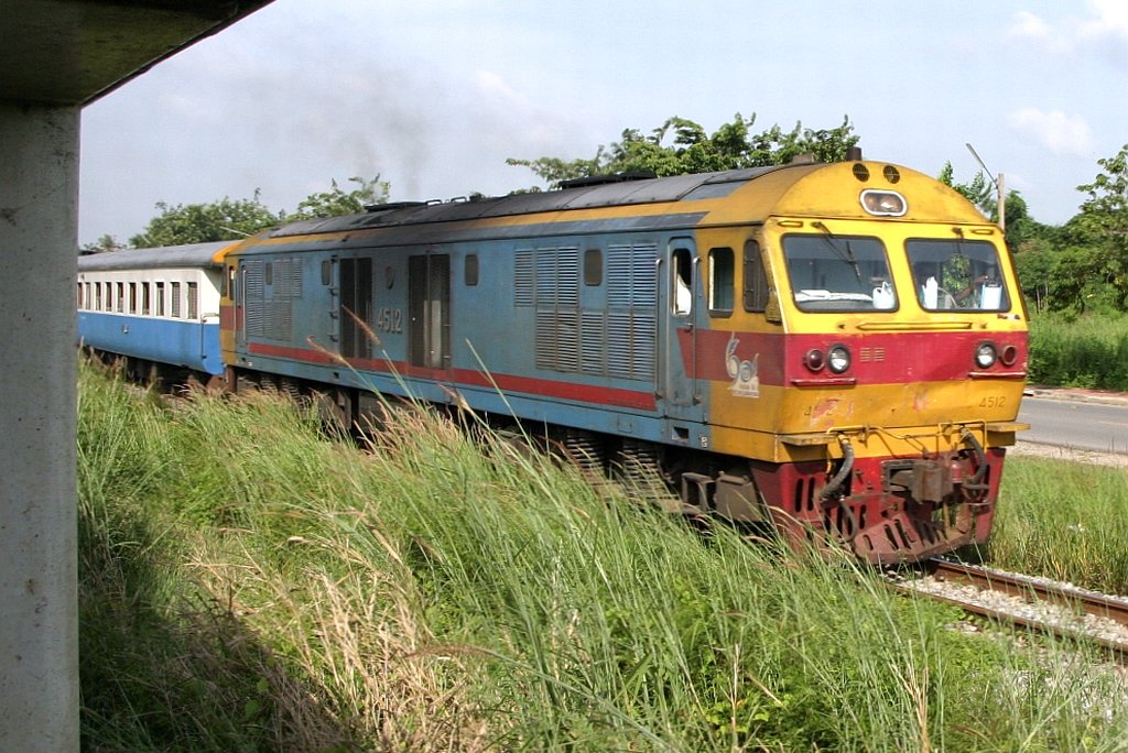 HID 4512 (Co'Co', de, Hitachi, Bj.1993) fhrt Richtung Bangkok kurz vor Nakhon Chaisi. 02.Nov.2005.