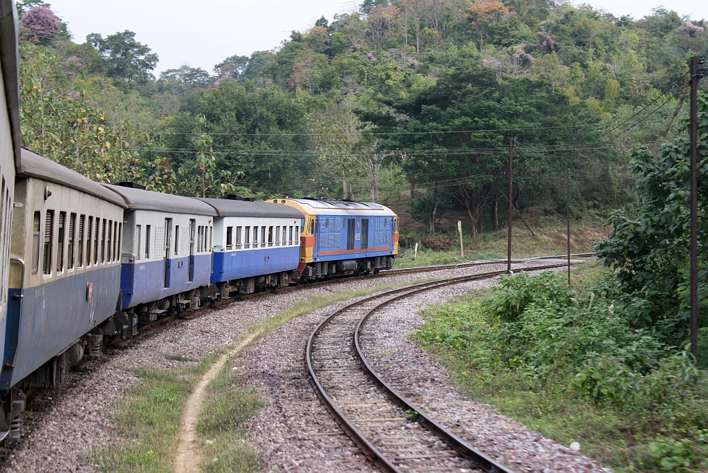 HID 4515 (Co'Co', de, Hitachi, Bauj. 1993) mit dem EXP 51 nach Chiang Mai im Bf. Pha Khan am 10.J�nner 2011.

