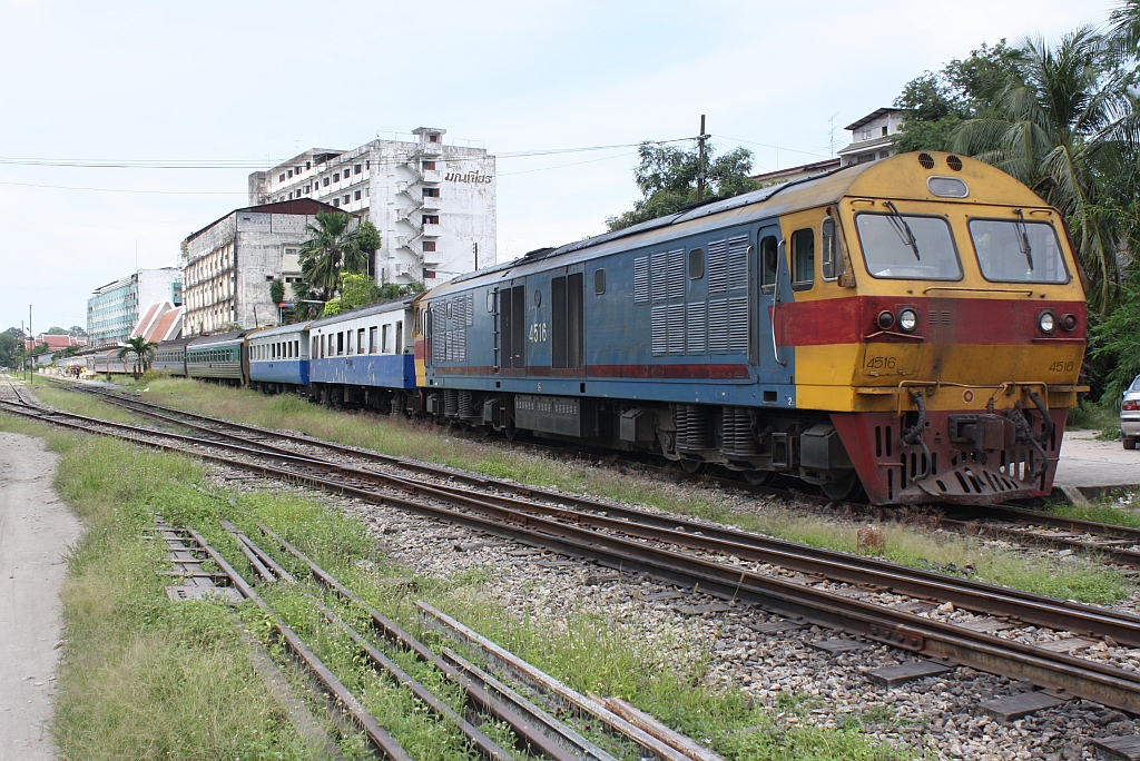 HID 4516 (Co'Co', de, Hitachi, Bj.1993) vor dem aus 16 4achsern bestehenden EXP 86 nach Bangkok am 26.Oktober 2010 im Bf. Nakhon Si Thammarat.

