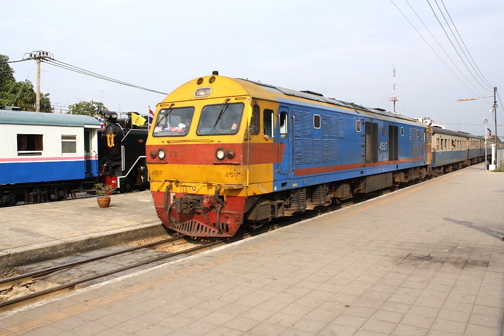 HID 4517 (Co'Co', de, Hitachi, Bj.1993) mit dem RAP 171 (Bangkok - Sungai  Kolok) am 06.Dezember 2010 im Bf. Nakhon Pathom. 

