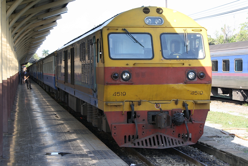 HID 4519 (Co'Co', de, Hitachi, Bauj. 1993) vor dem EXP 52 nach Bangkok im Bf. Chiang Mai am 06.Jnner 2011.