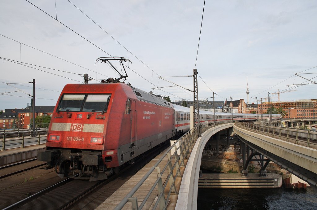 Hier 101 004-0 mit IC2431 von Emden Auenhafen nach Berlin Ostbahnhof, bei der Ausfahrt am 26.5.2012 aus Berlin Hbf.