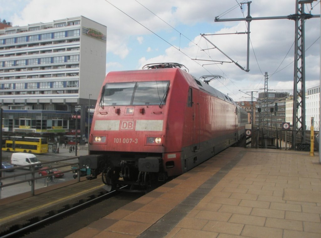 Hier 101 007-3 mit IC141 von Schiphol Airport nach Berlin Ostbahnhof, bei der Durchfahrt am 1.4.2010 durch Berlin Alexanderplatz.