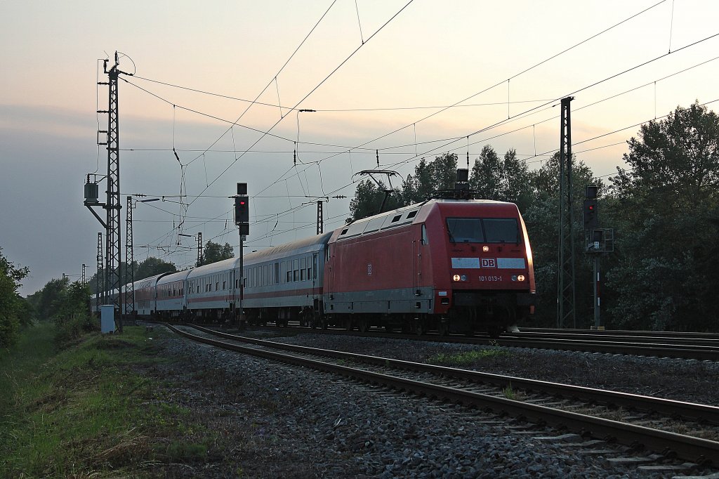 Hier ist 101 013-1 (ex. dOCUMETA 13 Werbelok) am frhen Morgen des 11.07.2013 mit dem CNL 458 (Prag hl.n. - Zrich HB) / CNL 1258 (Berlin-Lichtenberg - Zrich HB) / IC 60458 (Frankfurt Sd - Basel SBB) bei der Nrdlichen Einfahrt von Orschweier.