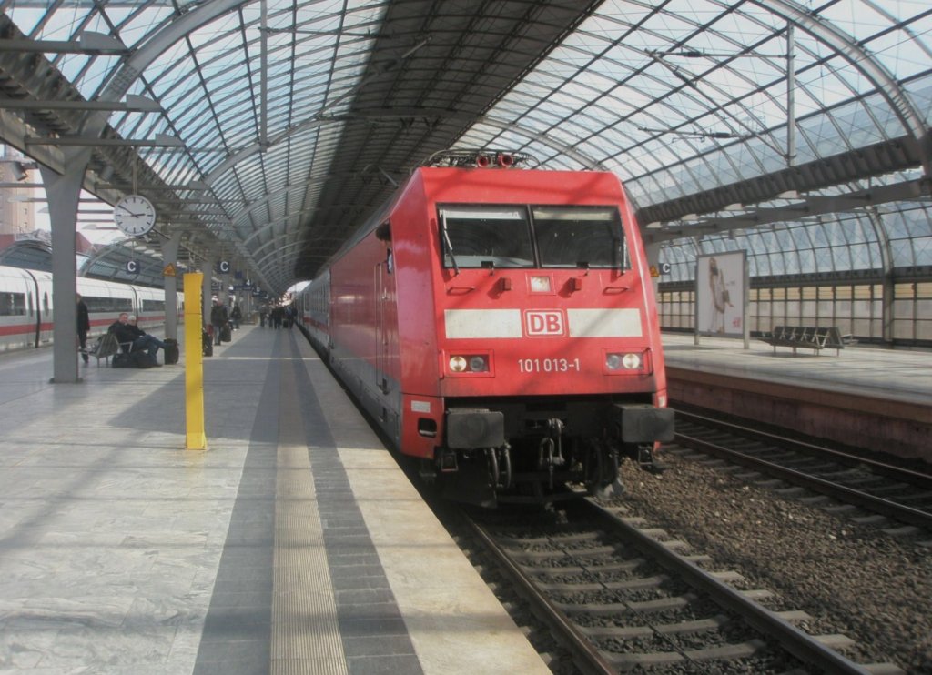 Hier 101 013-1 mit IC143 von Berlin Ostbahnhof nach Schiphol Airport, dieser Zug stand am 1.4.2010 in Berlin Spandau.