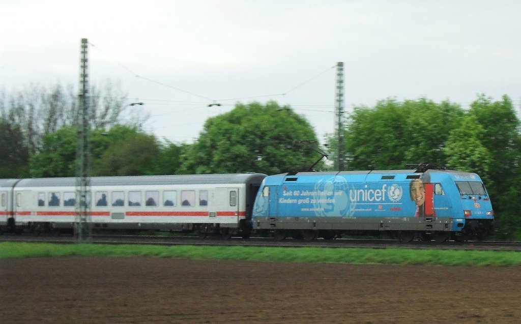 Hier ist 101 016 -4 Unicef am IC in Mangolding am 01.05.2010. Bild 01