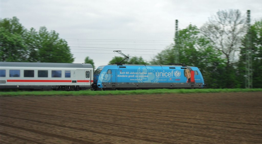 Hier ist 101 016 -4 Unicef am IC in Mangolding am 01.05.2010. Bild 02