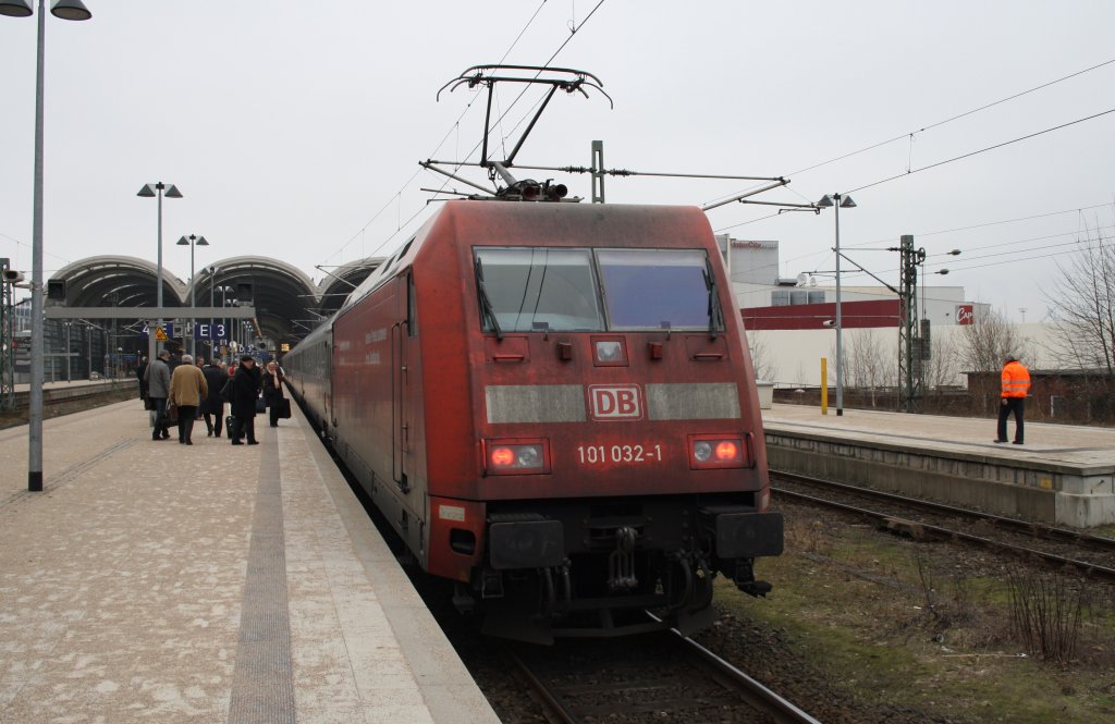 Hier 101 032-1 mit IC2329 von Kiel Hbf. nach Nrnberg Hbf., dieser Zug stand am 31.1.2011 in Kiel Hbf.