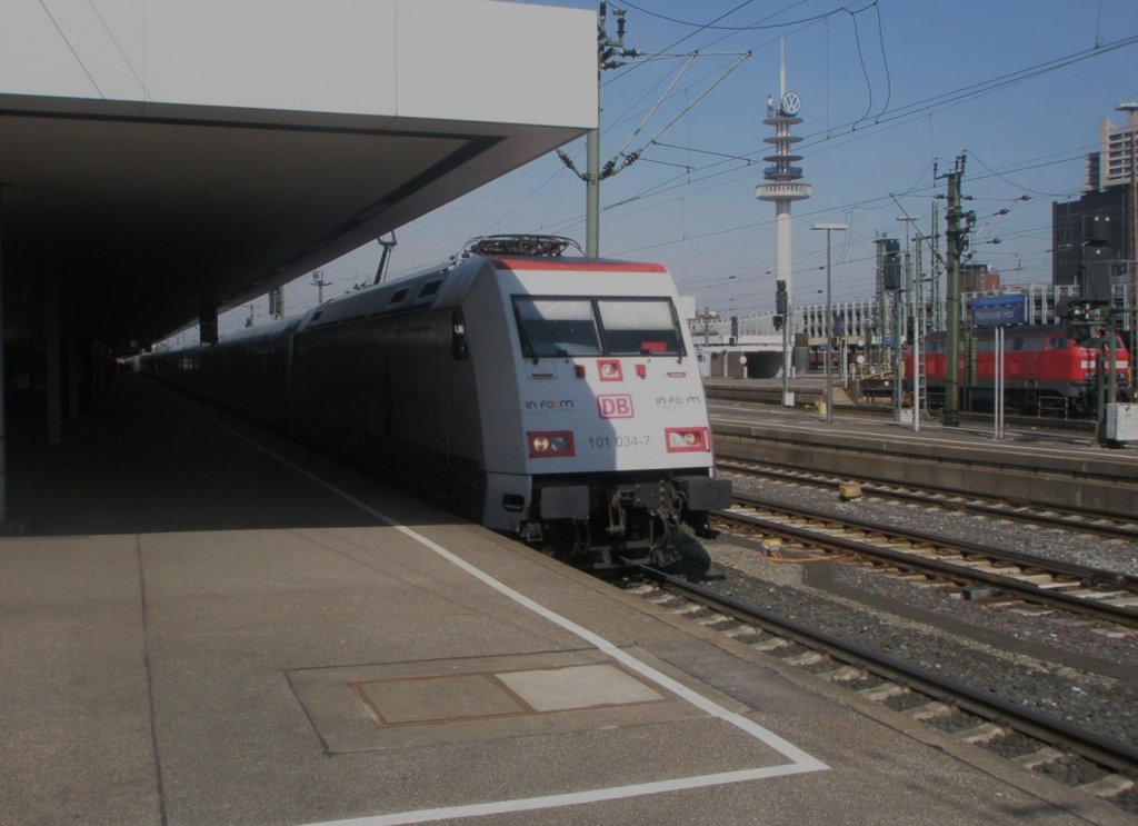 Hier 101 034-7 mit IC2083 von Berchtesgaden Hbf. nach Hamburg-Altona, bei der Ausfahrt am 7.4.2010 aus Hannover Hbf.