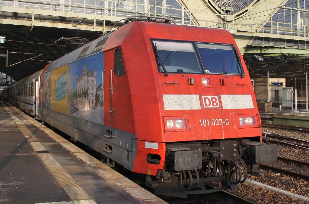 Hier 101 037-0 mit EC249 von Hamburg-Altona nach Krakow Glowny, dieser Zug stand am 29.10.2011 in Berlin Ostbahnhof.