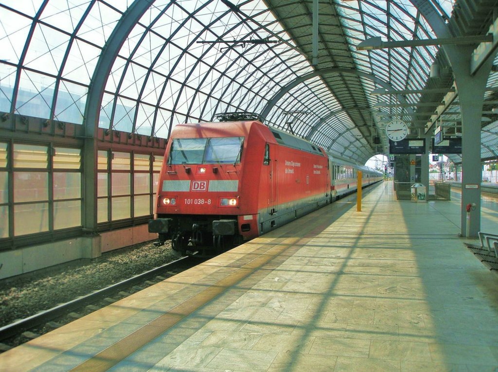 Hier 101 038-8 mit IC1911 von Munster(rtze) nach Kln Hbf., bei der Einfahrt am 8.7.2011 in Berlin Spandau.