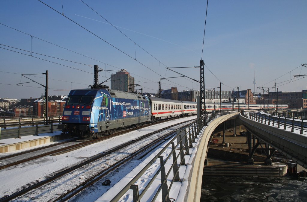 Hier 101 042-0 mit IC144 von Berlin Ostbahnhof nach Amsterdam Centraal, bei der Einfahrt am 26.1.2013 in Berlin Hbf. 