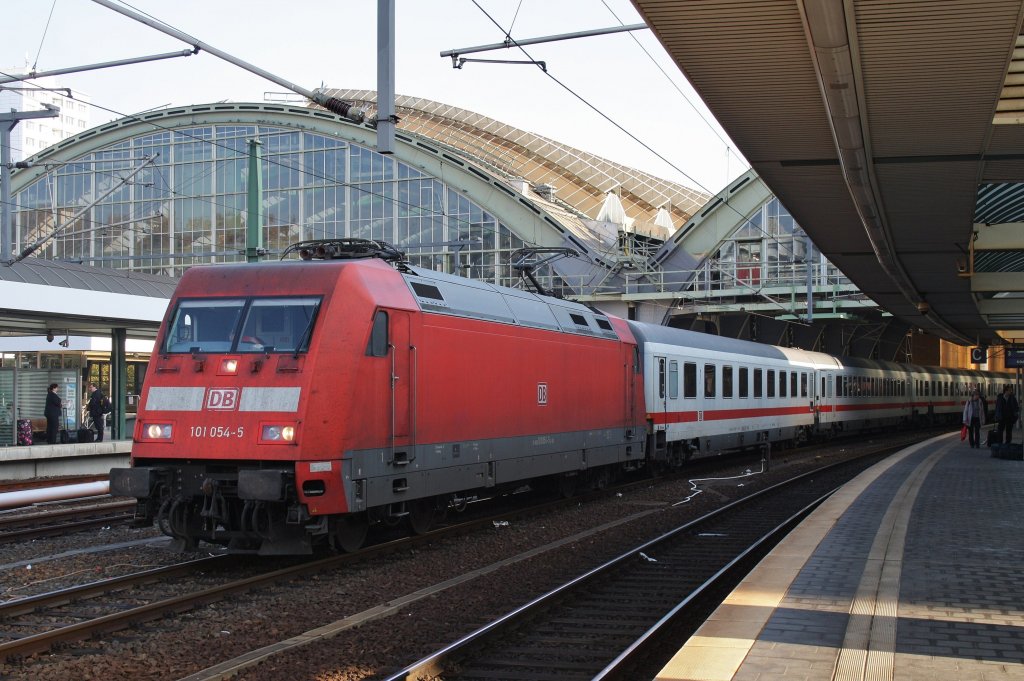 Hier 101 054-5 mit IC2388 von Frankfurt(Main) Hbf. nach Berlin Sdkreuz, bei der Durchfahrt am 29.10.2011 durch Berlin Ostbahnhof in Richtung Berlin Hbf.