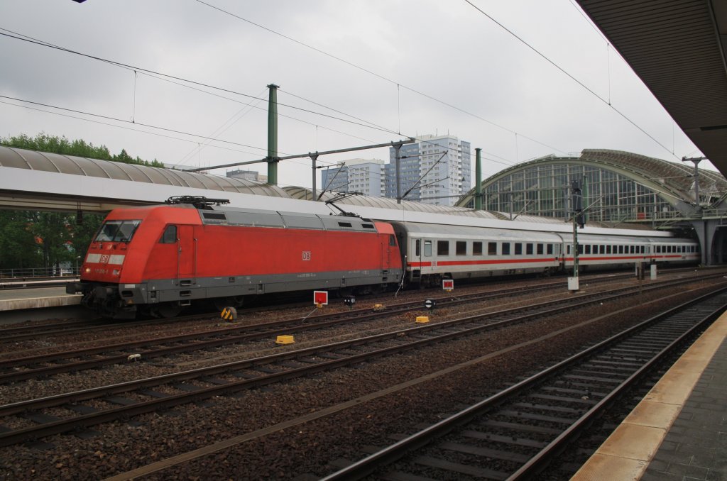 Hier 101 056-0 mit IC144 von Berlin Ostbahnhof nach Amsterdam Centraal, dieser Zug stand am 18.5.2013 in Berlin Ostbahnhof