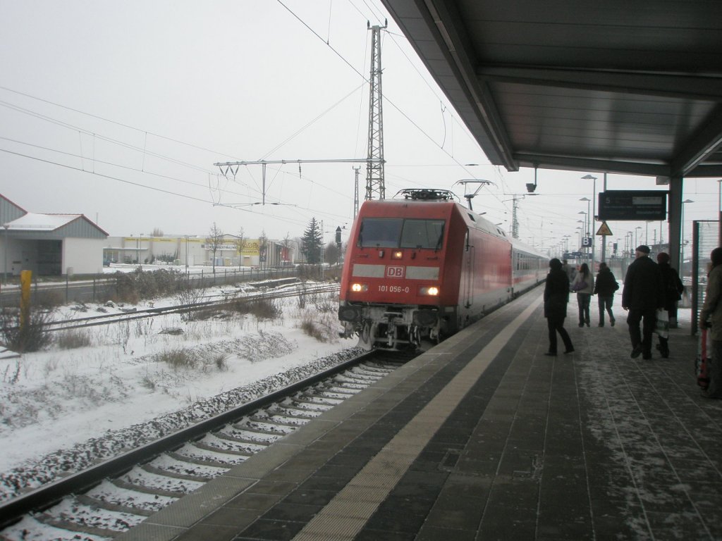 Hier 101 056-0 mit IC2150 von Stralsund nach Dsseldorf Hbf., bei der Einfahrt am 22.12.2009 in Angermnde.