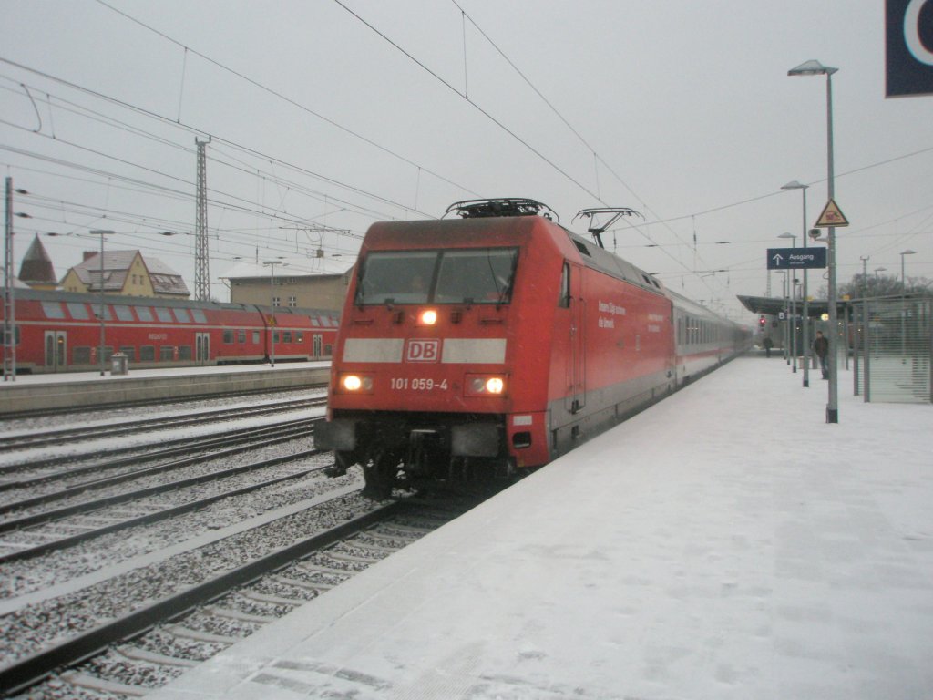 Hier 101 059-4 mit einem IC von Dsseldorf Hbf. zum Ostseebad Binz, bei der Einfahrt am 17.12.2009 in Angermnde.
