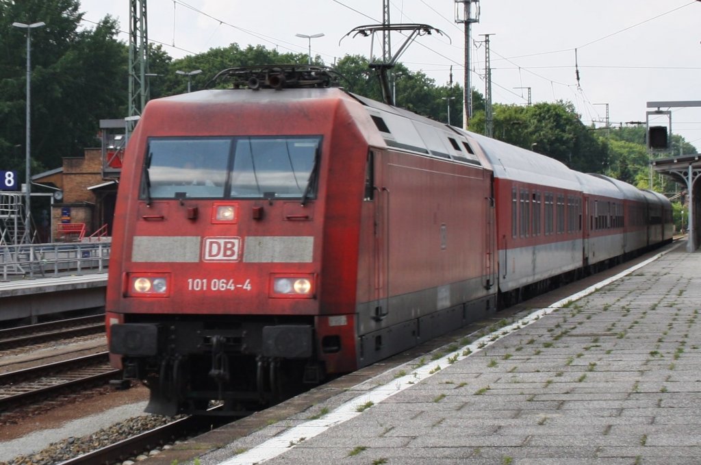 Hier 101 064-4 mit einem CNL-Leerpark, bei der Durchfahrt am 28.6.2013 durch Berlin Wannsee, in Richtung Berlin Grunewald.