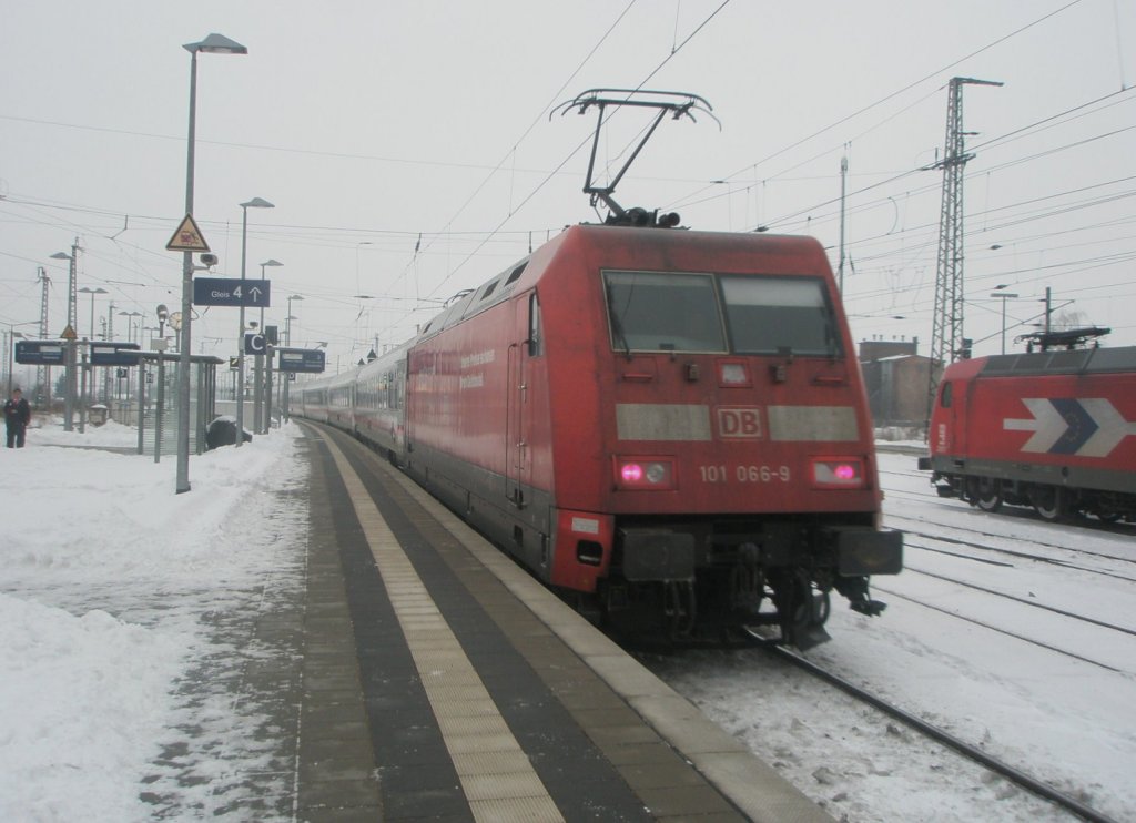Hier 101 066-9 mit IC2355 von Dortmund Hbf. zum Ostseebad Binz, bei der Ausfahrt am 15.1.2010 aus Angermnde.