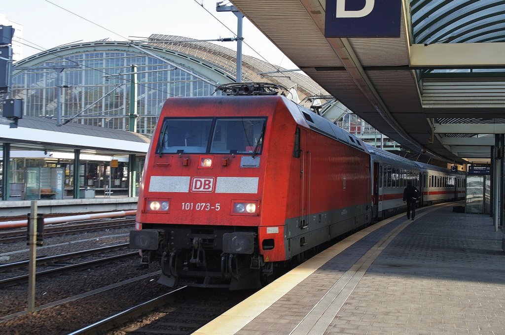 Hier 101 073-5 mit IC142 von Berlin Ostbahnhof nach Schiphol Airport, dieser Zug stand am 29.10.2011 in Berlin Ostbahnhof. 