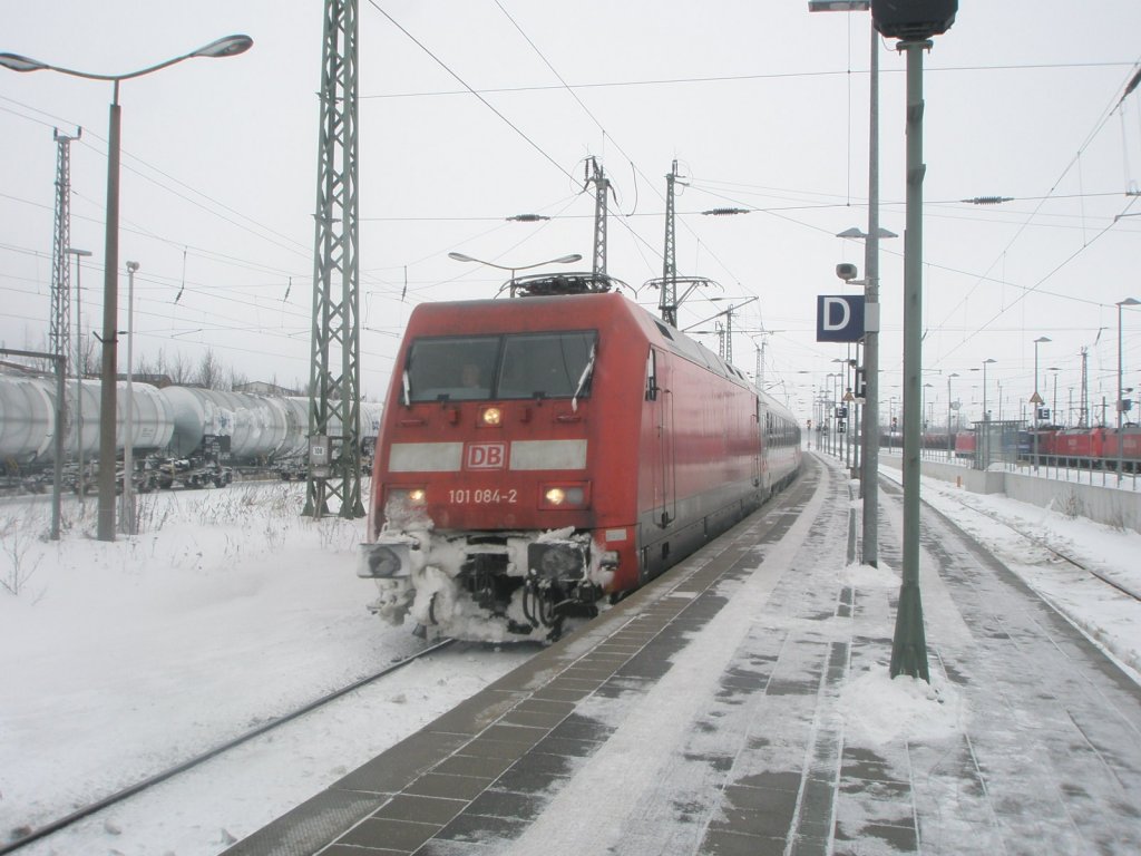Hier 101 084-2 mit IC2356 von Stralsund Hbf. nach Frankfurt(Main) Flughafen Fernbf, bei der Einfahrt am 14.2.2010 in Angermnde. 