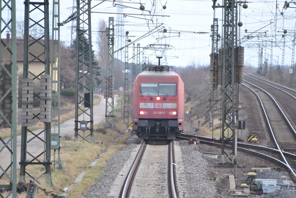 Hier 101 086-7 bei der Durchfahrt von Mainz Bischofsheim. Aufgenommen von der Fugngerbrcke am 29.12.2011.