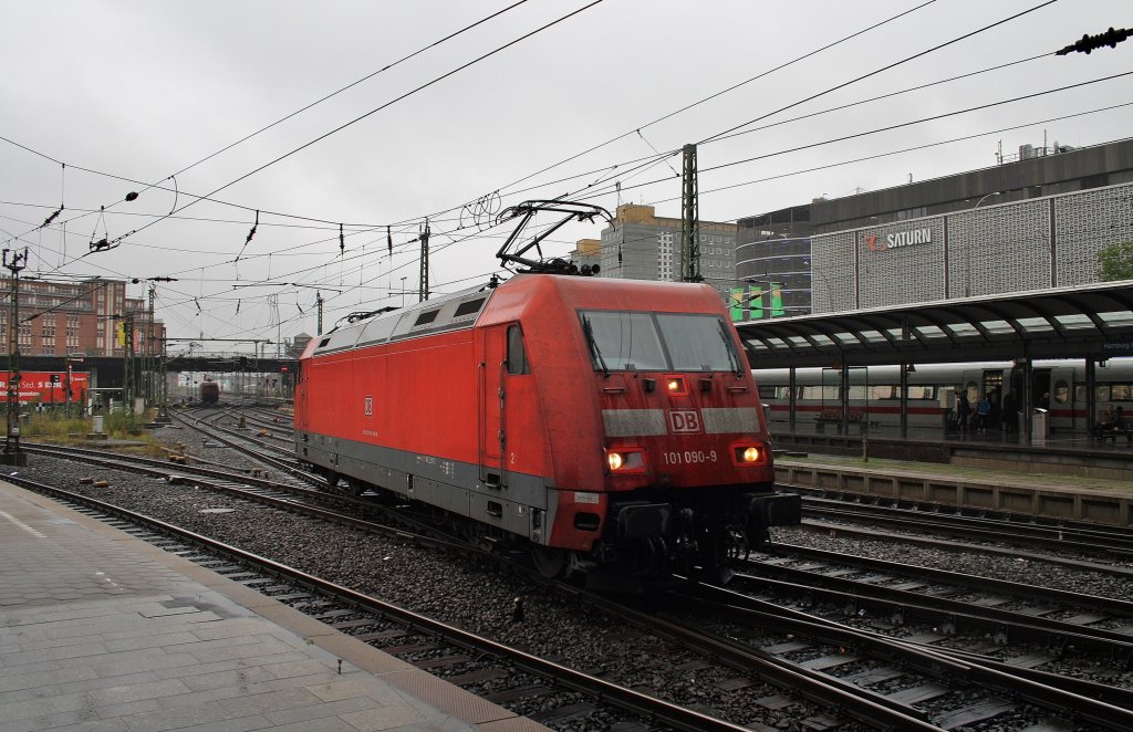 Hier 101 090-9, bei der Einfahrt am 10.10.2011 in Hamburg Hbf.