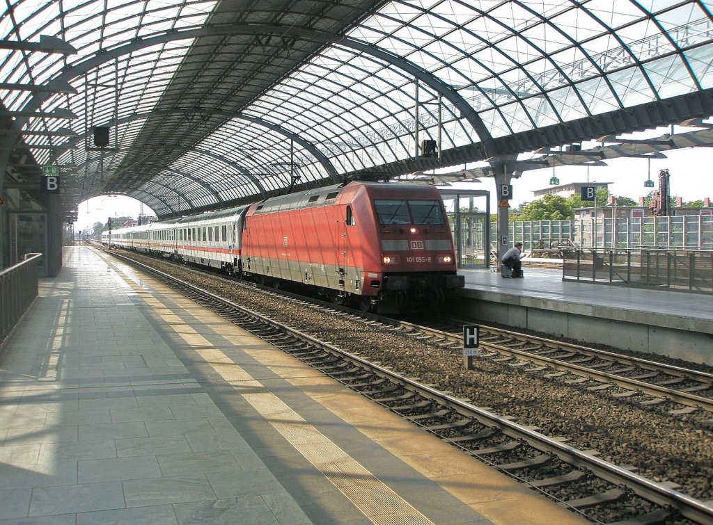 Hier 101 095-8 mit IC1971 von Flensburg nach Berlin Hbf.(tief), bei der Einfahrt am 8.7.2011 in Berlin Spandau.