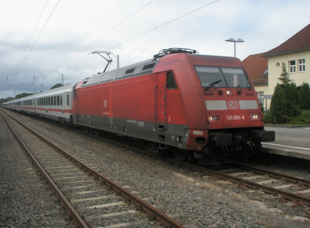 Hier 101 095-8 mit IC2212 von Koblenz Hbf. zum Ostseebad Binz, dieser Zug stand am 19.6.2010 im Ostseebad Binz.