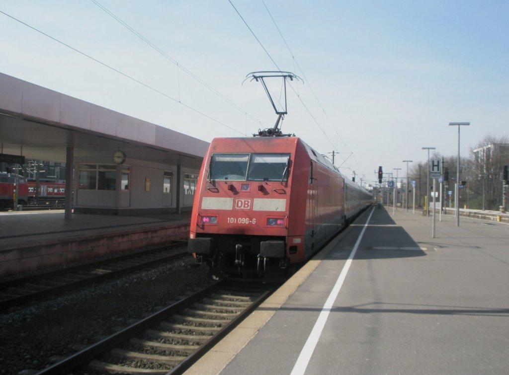 Hier 101 096-6 mit IC2038 von Leipzig Hbf. nach Oldenburg(Oldb), bei der Ausfahrt am 7.4.2010 aus Hannover Hbf.