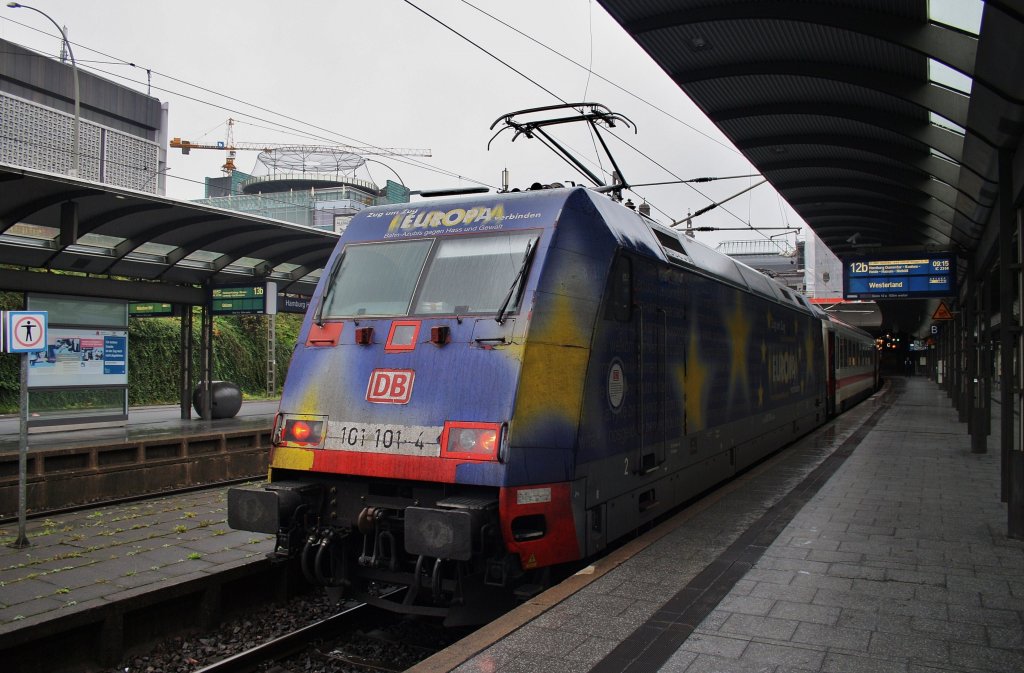 Hier 101 101-4 mit IC2314 von Kln Hbf. nach Westerland(Sylt), dieser Zug stand am 11.10.2011 in Hamburg Hbf.